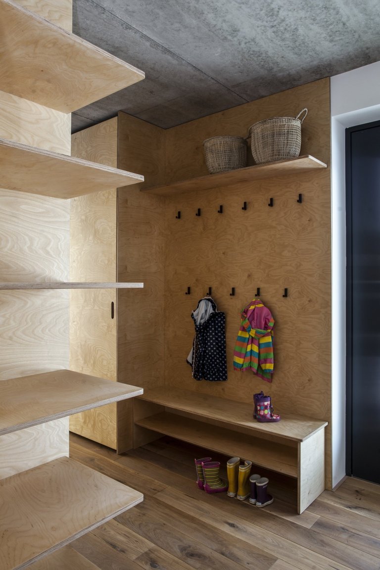 V celém domě se prolínají přírodní materiály s černými kovovými prvky a detaily s bílými stěnami a dveřmi. Industriální ráz podtrhují přiznané betonové stropy…