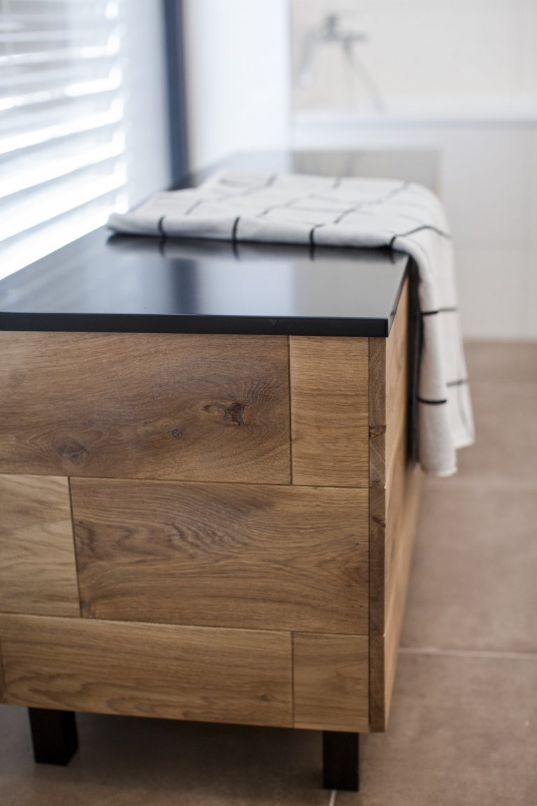 V celém domě se prolínají přírodní materiály s černými kovovými prvky a detaily s bílými stěnami a dveřmi. Industriální ráz podtrhují přiznané betonové stropy…