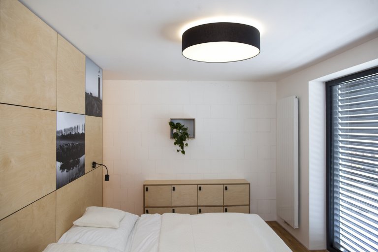 V celém domě se prolínají přírodní materiály s černými kovovými prvky a detaily s bílými stěnami a dveřmi. Industriální ráz podtrhují přiznané betonové stropy…