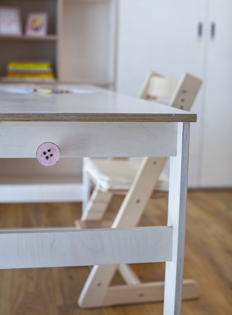 V celém domě se prolínají přírodní materiály s černými kovovými prvky a detaily s bílými stěnami a dveřmi. Industriální ráz podtrhují přiznané betonové stropy…