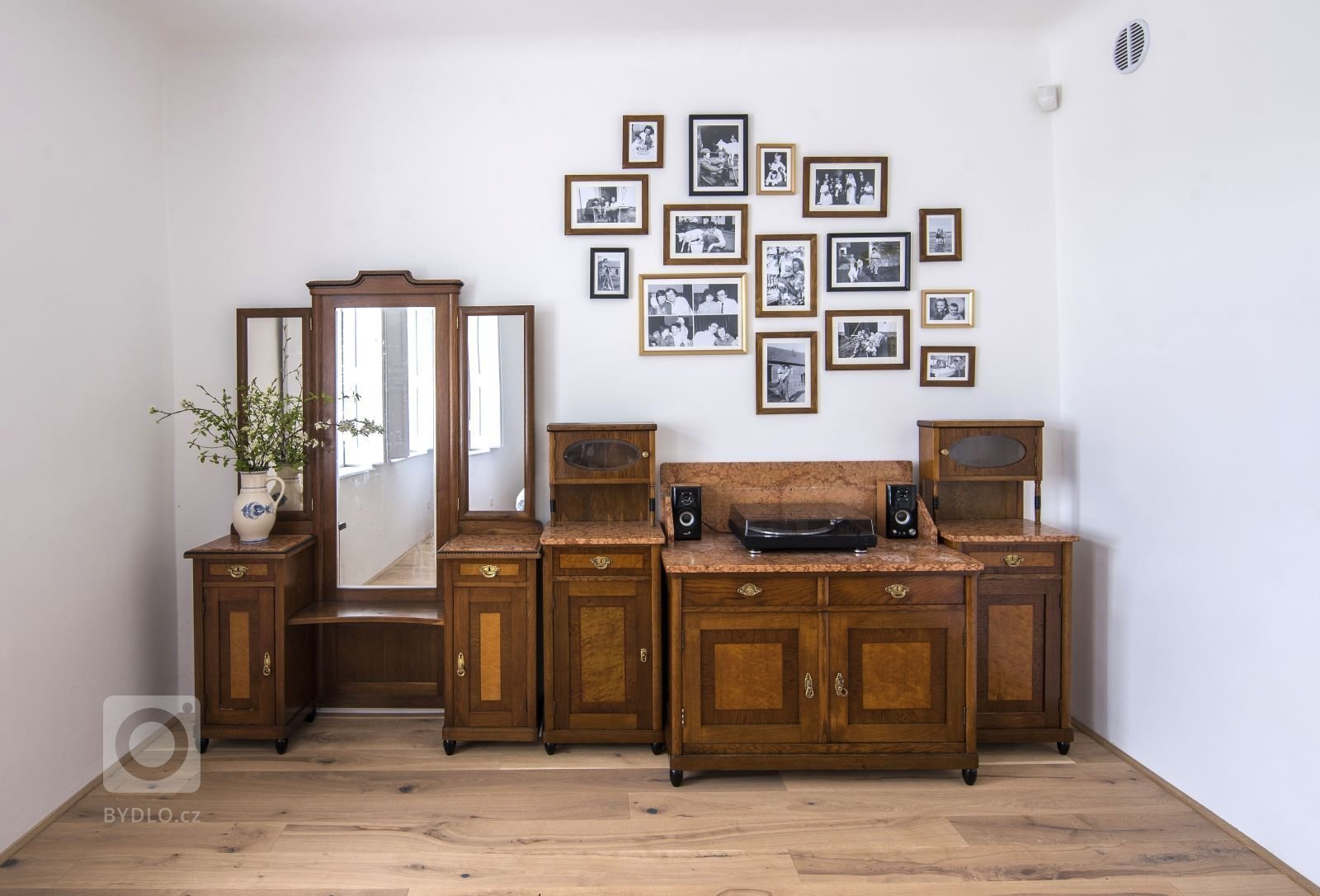 Představujeme rekonstrukci obytné části statku, ke kterému má rodina investora silné citové pouto. Cílem projektu bylo zachránit objekt po&nbsp;stavební…