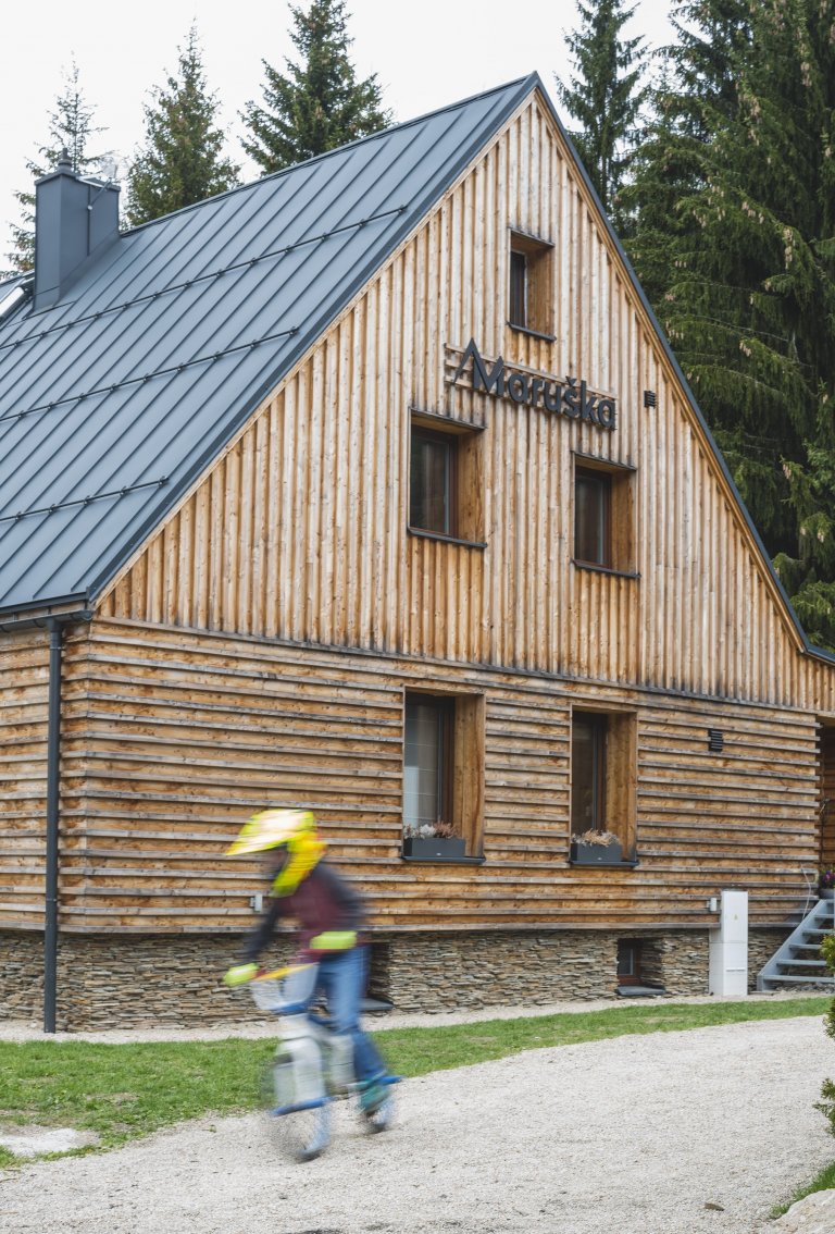 Bývalá kolonie pro úředníky celní správy byla umístěna do Anenského údolí u&nbsp;Harrachova. Je to krásné místo, kterým se vine říčka Mumlava a&nbsp;nyní je to…