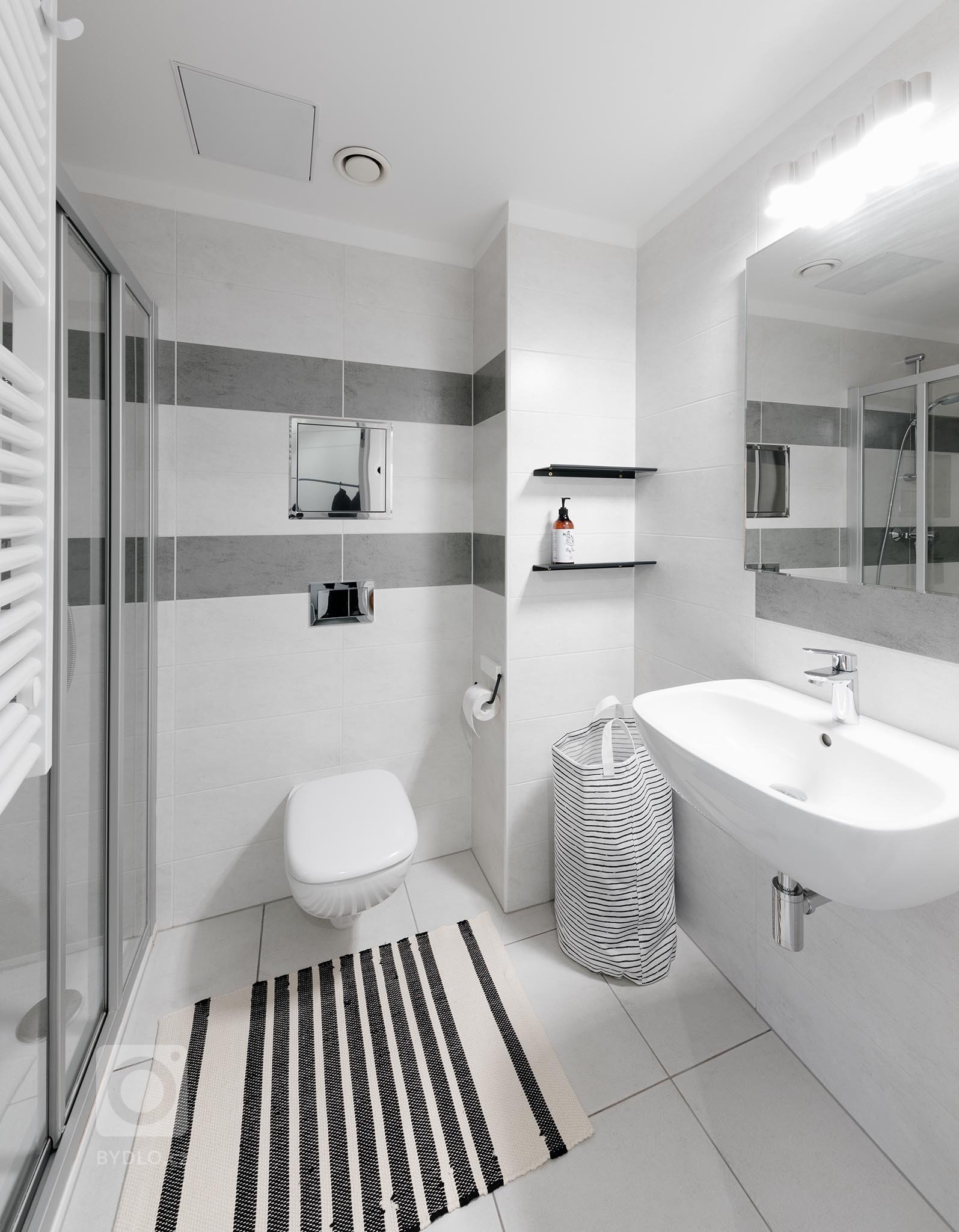 Málokdy se podaří vyladit projekt od prvních půdorysných myšlenek, až po&nbsp;poslední textilii a&nbsp;rozmístění obrazů na stěnách. Klient byl v&nbsp;tomto…