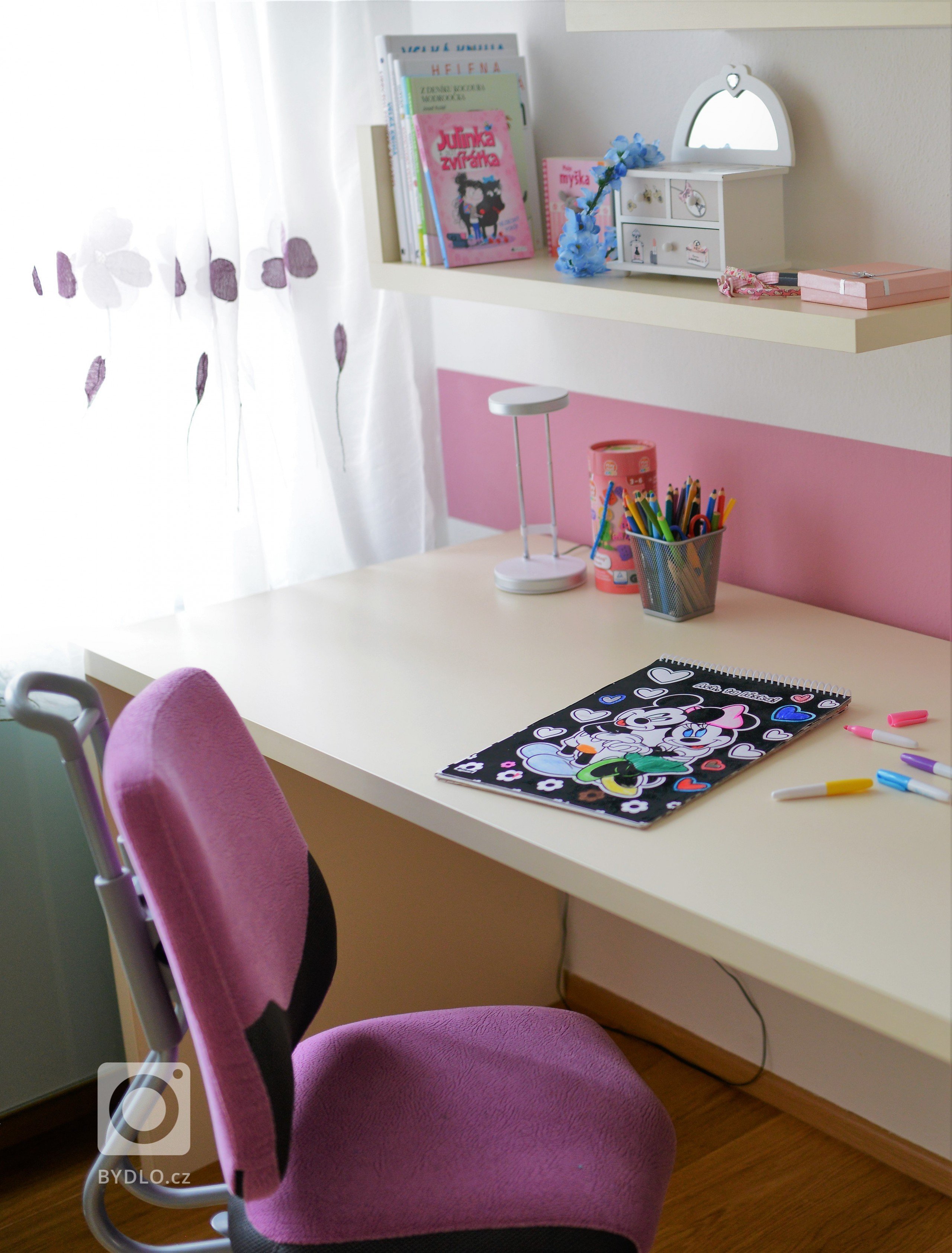 Zde bylo zadání jasné: &quot;Máme dubovou postel od dědečka a k tomu potřebujeme dotvořit zbytek pokoje s možností variability.&quot;

Celá realizace…