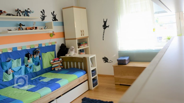 Zde bylo zadání jasné: &quot;Máme dubovou postel od dědečka a k tomu potřebujeme dotvořit zbytek pokoje s možností variability.&quot;

Celá realizace…