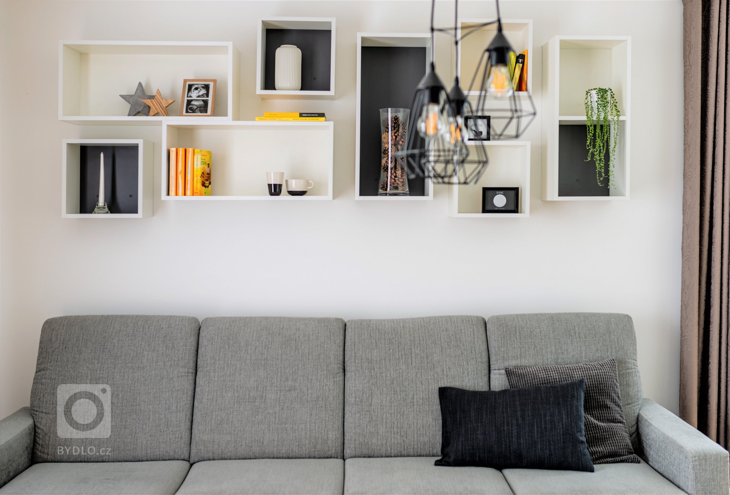 K&nbsp;této realizaci jsem byla přizvaná ve chvíli již hotového, leč prázdného stavebního prostoru.

Jedná se o přízemní rodinný dům, kde již byla daná…