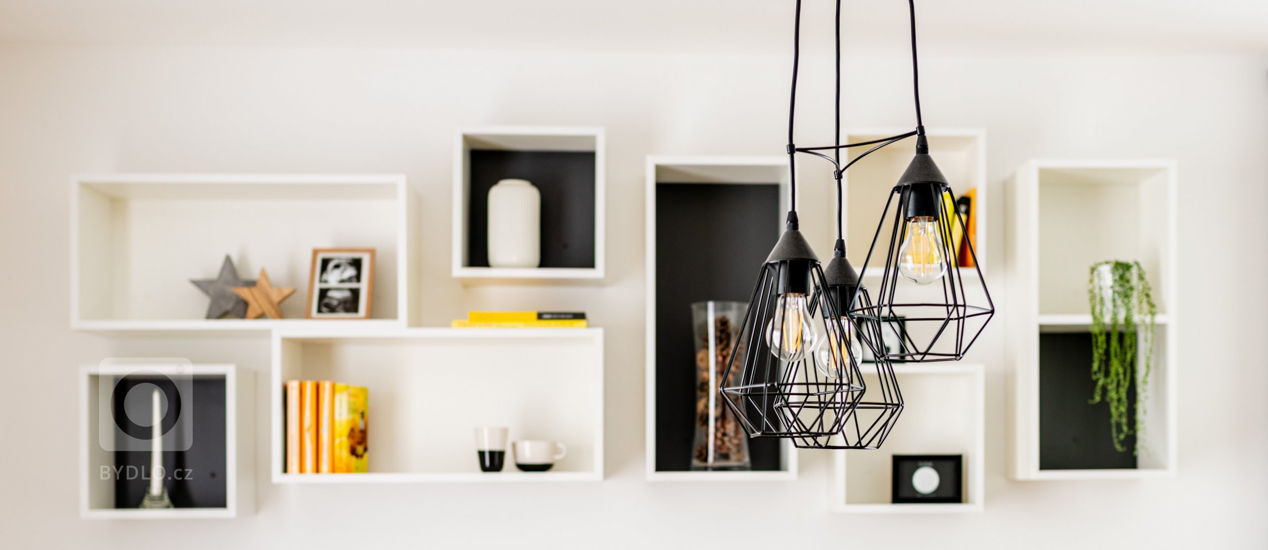 K&nbsp;této realizaci jsem byla přizvaná ve chvíli již hotového, leč prázdného stavebního prostoru.

Jedná se o přízemní rodinný dům, kde již byla daná…