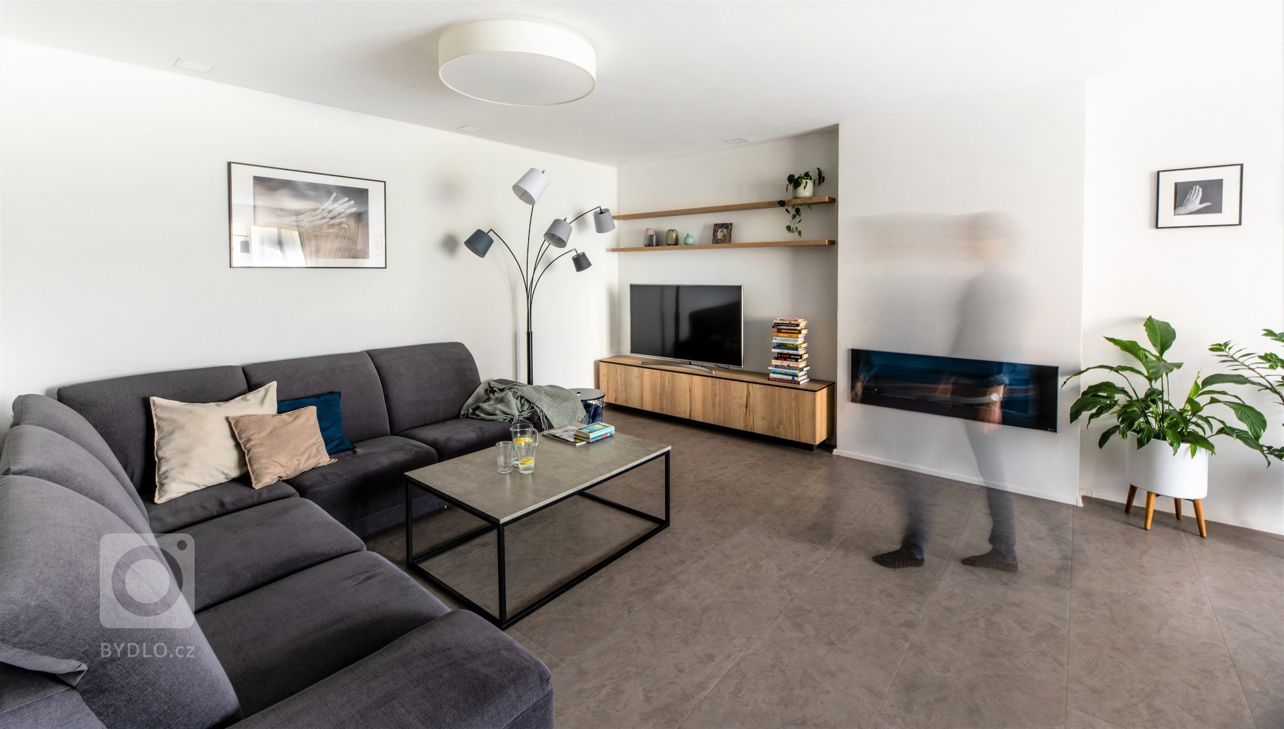 Tento prostor vznikl v přízemí domu na místě původního komerčního prostoru, kde jsme se museli přizpůsobit nosnému systému budovy a návaznosti na přístup do…