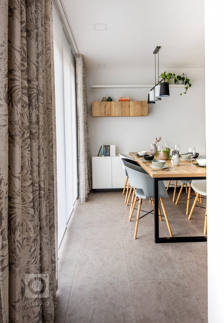 Tento prostor vznikl v přízemí domu na místě původního komerčního prostoru, kde jsme se museli přizpůsobit nosnému systému budovy a návaznosti na přístup do…