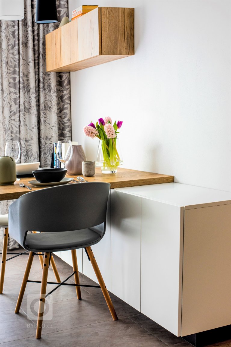 Tento prostor vznikl v přízemí domu na místě původního komerčního prostoru, kde jsme se museli přizpůsobit nosnému systému budovy a návaznosti na přístup do…