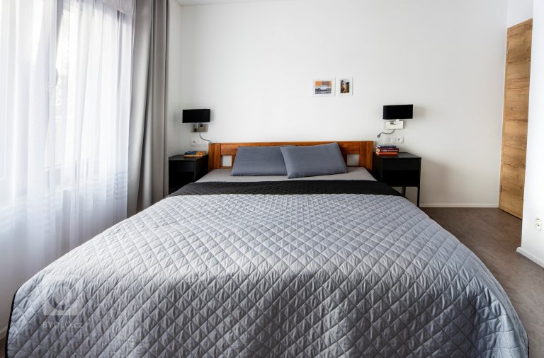 Tento prostor vznikl v přízemí domu na místě původního komerčního prostoru, kde jsme se museli přizpůsobit nosnému systému budovy a návaznosti na přístup do…