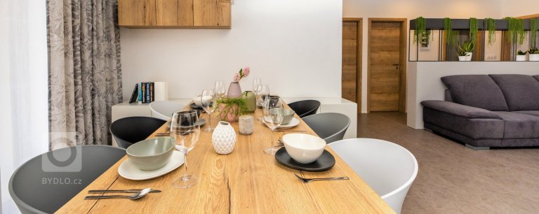 Tento prostor vznikl v přízemí domu na místě původního komerčního prostoru, kde jsme se museli přizpůsobit nosnému systému budovy a návaznosti na přístup do…