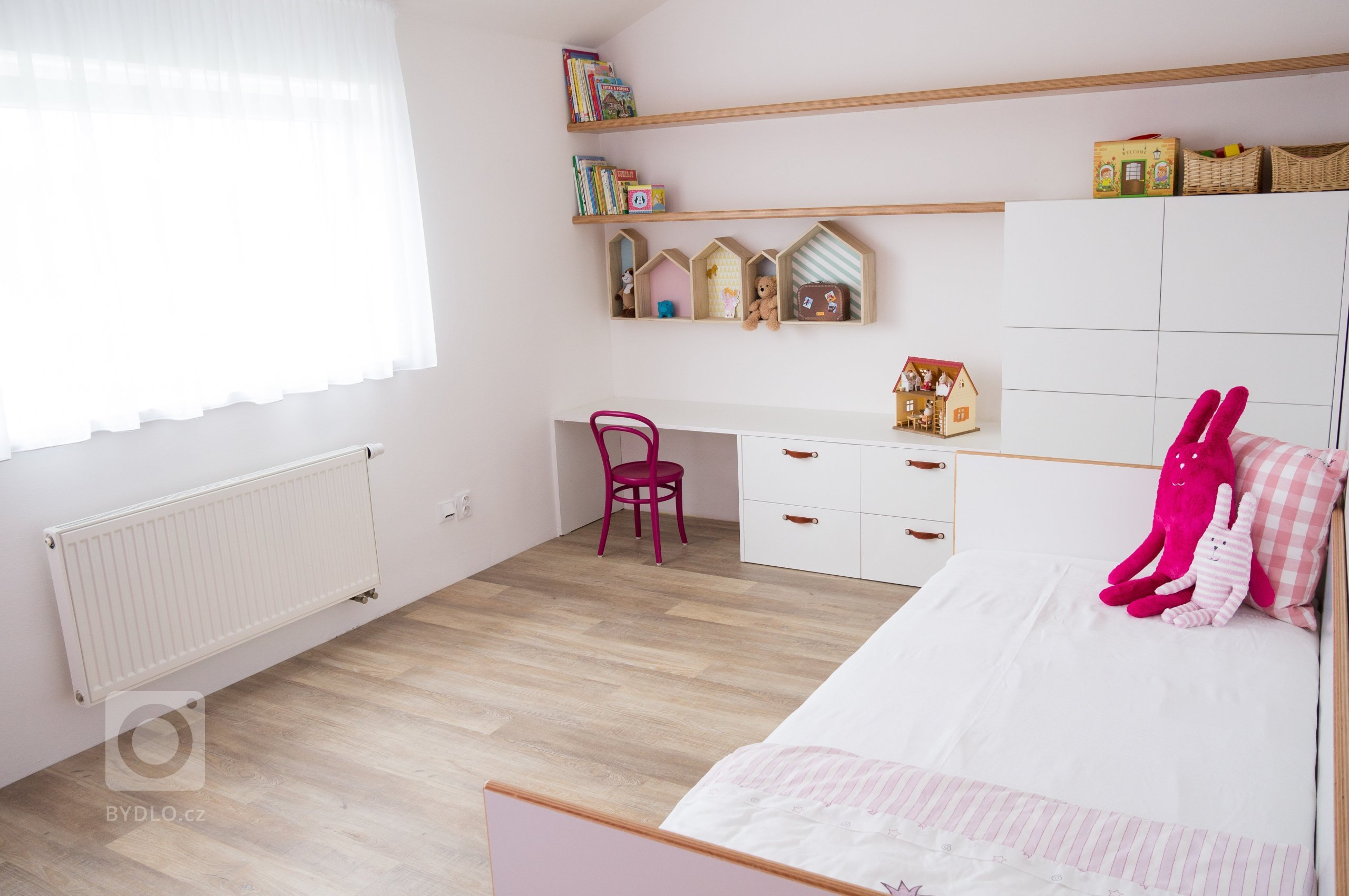 Pokojíček pro holčičku ve školkovém věku a až z ní bude školačka, stačí jen přidat stůl pod okno a nad něj přemístit poličku &quot;houses&quot;.
Nábytek je…