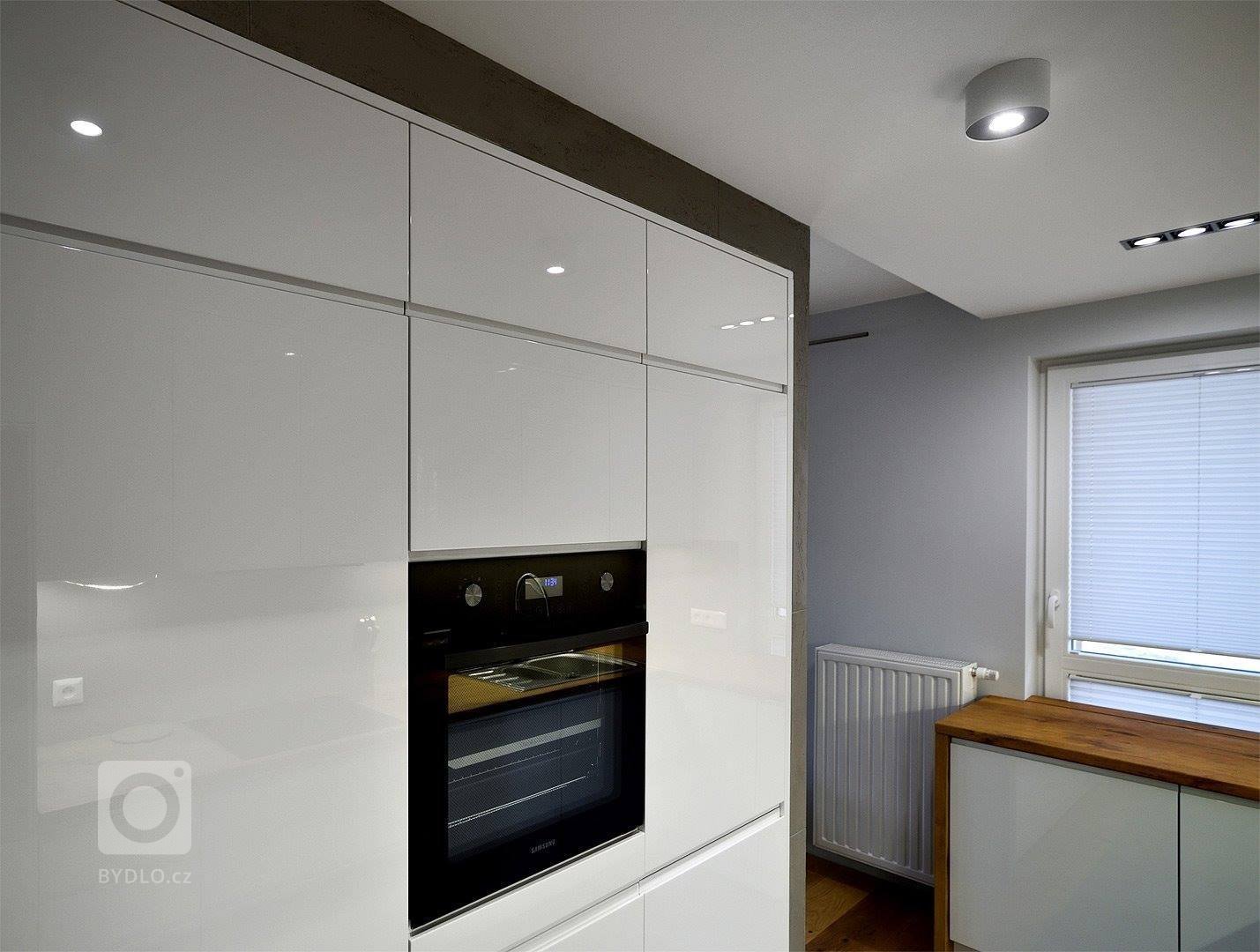 Moderní kuchyně v lesku