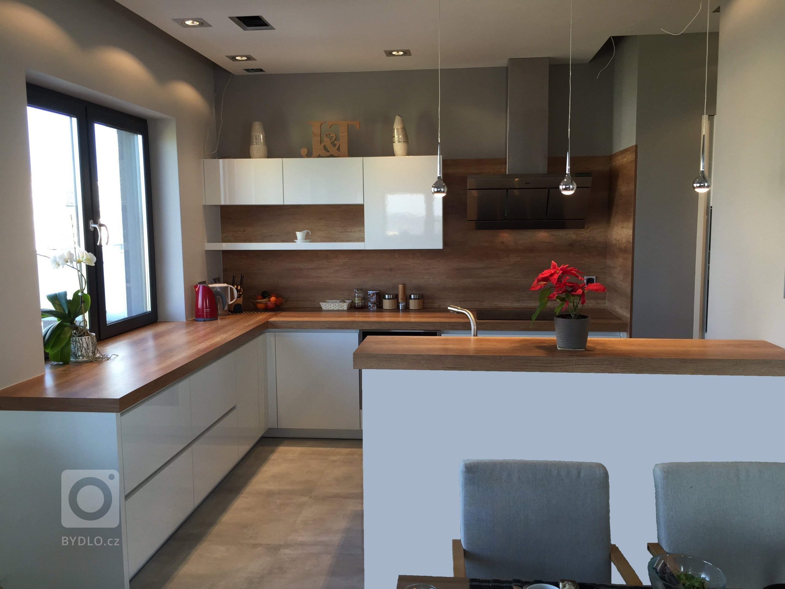 Kuchyně s dřevěným obkladem