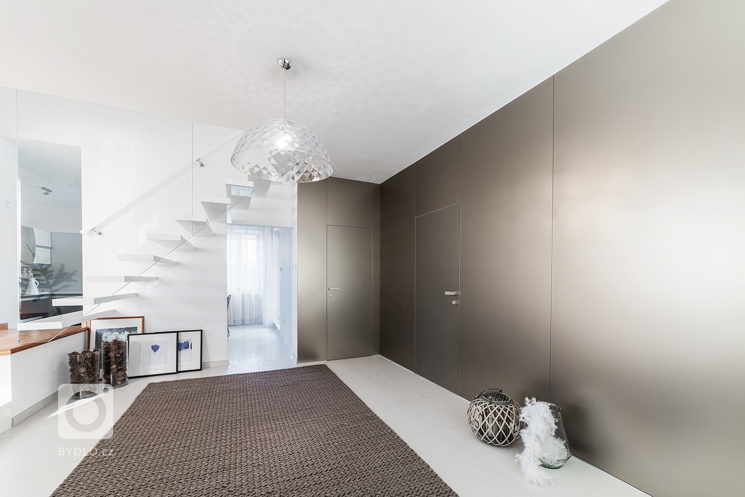 Minimalistická, vzdušná a čistá &ndash; takový byl požadavek paní majitelky na proměnu vstupní haly a koupelny v rodinném domě. Dominantním materiálem je sklo…