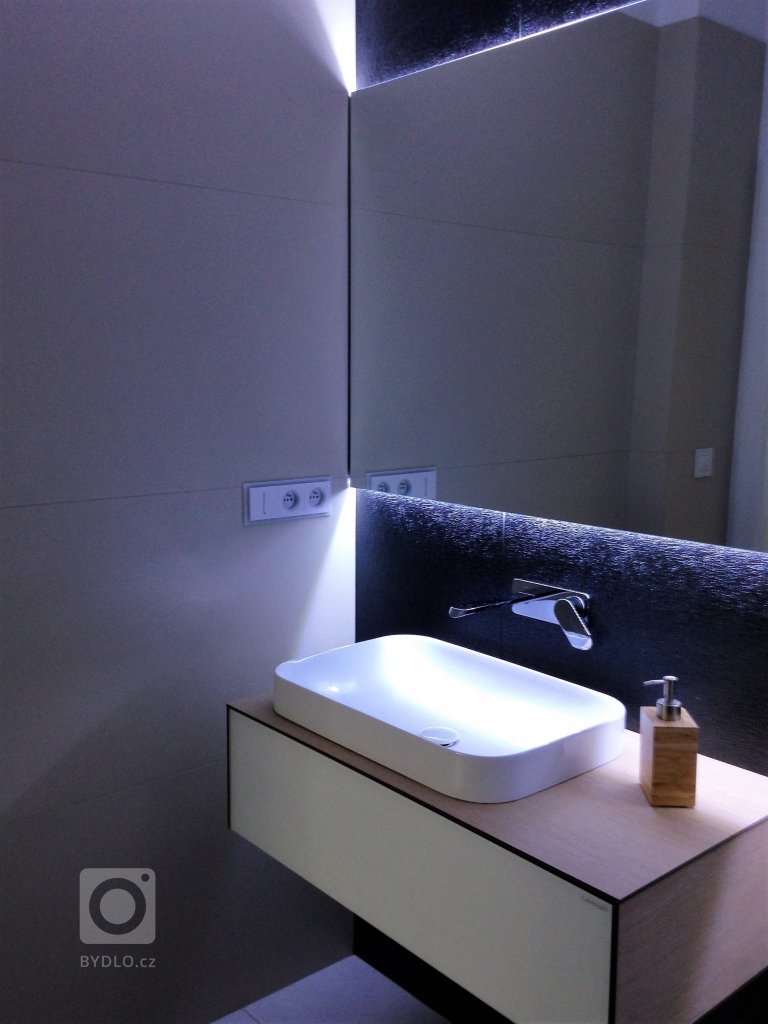 Minimalistická, vzdušná a čistá &ndash; takový byl požadavek paní majitelky na proměnu vstupní haly a koupelny v rodinném domě. Dominantním materiálem je sklo…