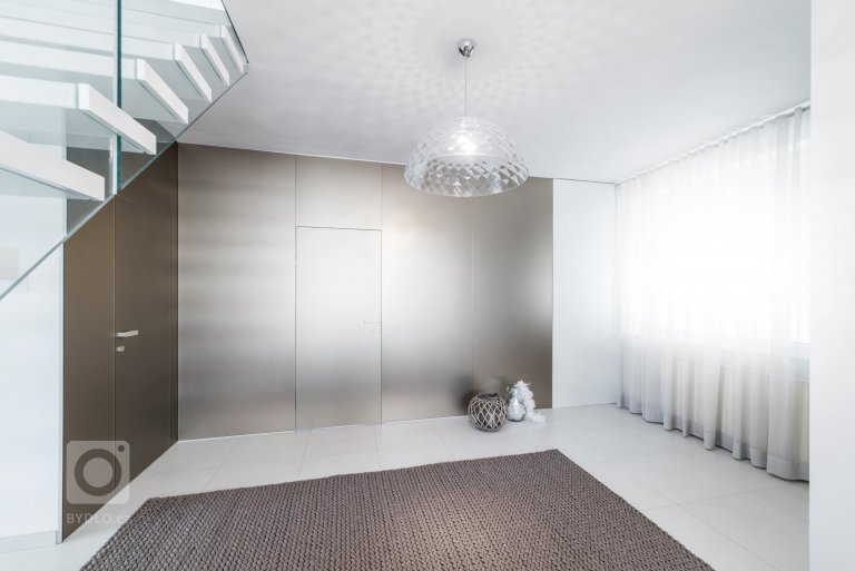 Minimalistická, vzdušná a čistá &ndash; takový byl požadavek paní majitelky na proměnu vstupní haly a koupelny v rodinném domě. Dominantním materiálem je sklo…