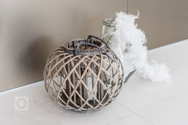 Minimalistická, vzdušná a čistá &ndash; takový byl požadavek paní majitelky na proměnu vstupní haly a koupelny v rodinném domě. Dominantním materiálem je sklo…