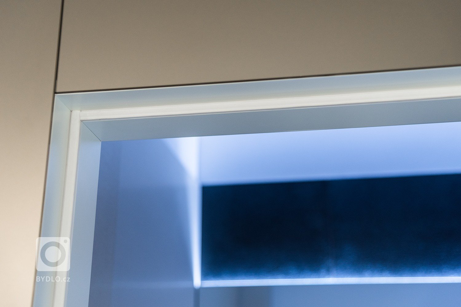 Minimalistická, vzdušná a čistá &ndash; takový byl požadavek paní majitelky na proměnu vstupní haly a koupelny v rodinném domě. Dominantním materiálem je sklo…