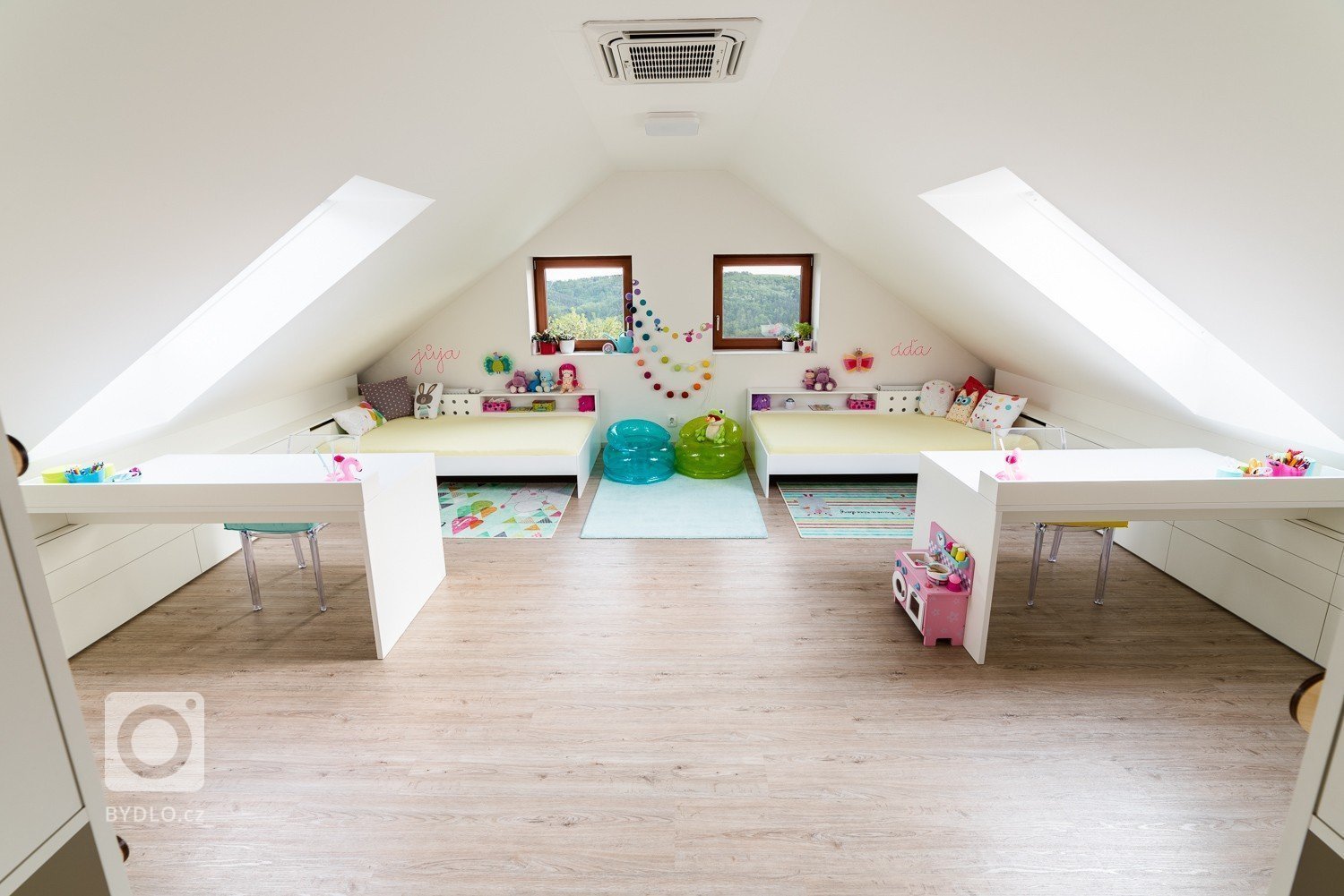 Prostorný slunný pokojíček je orientován na jih a je určen pro dvě holky &ndash; dvojčata.&nbsp; Podkroví nabízí dostatek místa pro hry i úložné prostory.…
