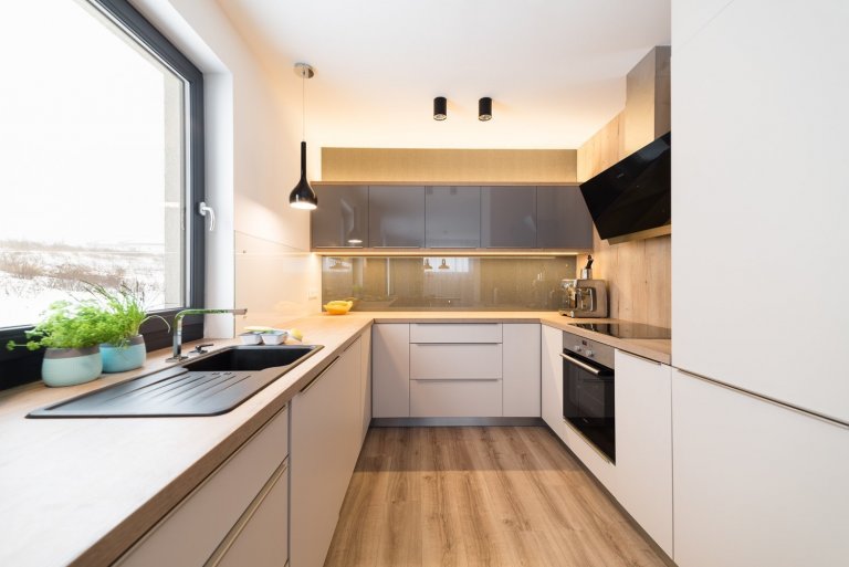 Partnerská dvojice&nbsp;si před nastěhováním do nové dřevostavby přála &ldquo;vzdušný teplý rodinný design&ldquo;. A konkrétně &bdquo;pro ni&ldquo; &ndash;…