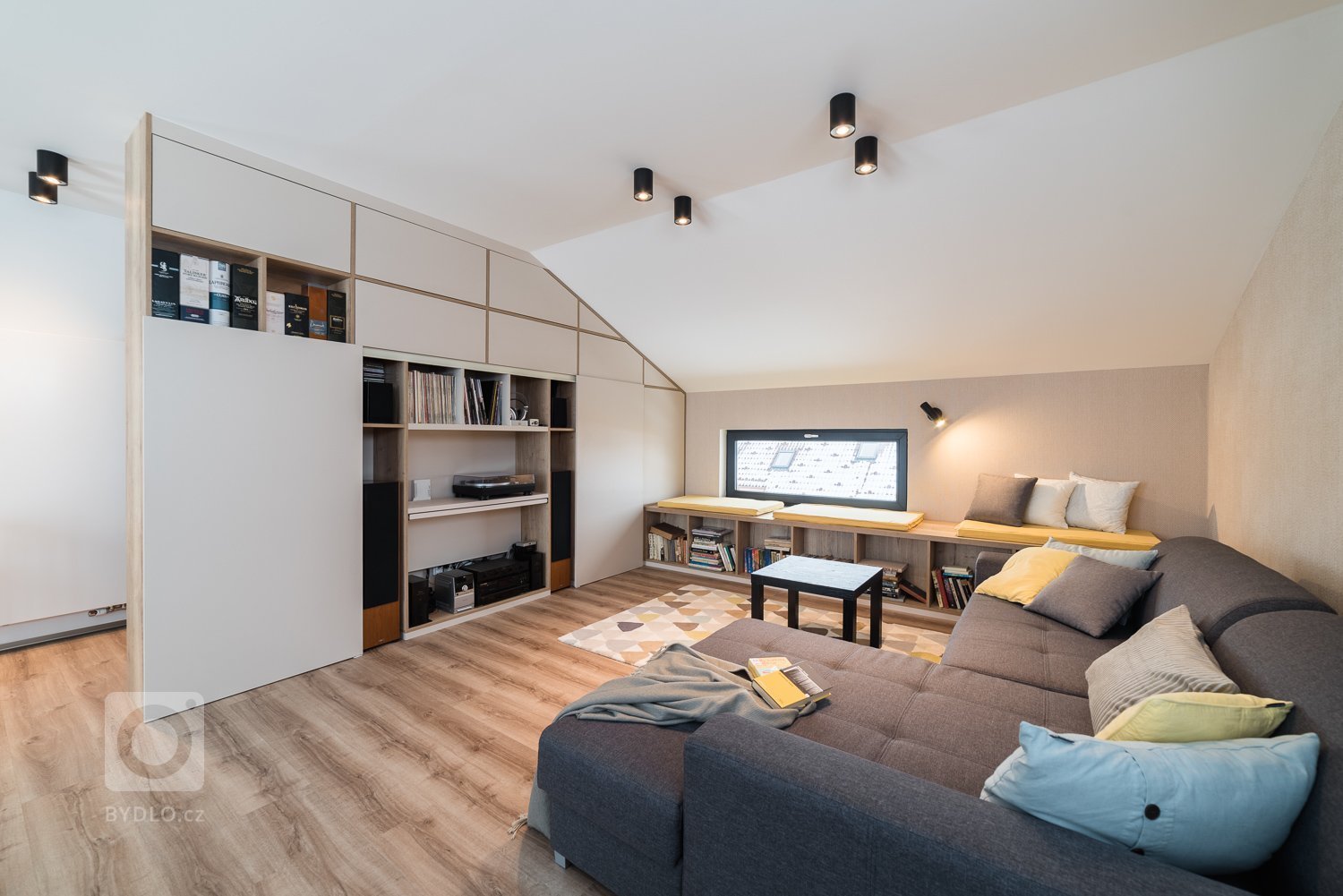 Partnerská dvojice&nbsp;si před nastěhováním do nové dřevostavby přála &ldquo;vzdušný teplý rodinný design&ldquo;. A konkrétně &bdquo;pro ni&ldquo; &ndash;…