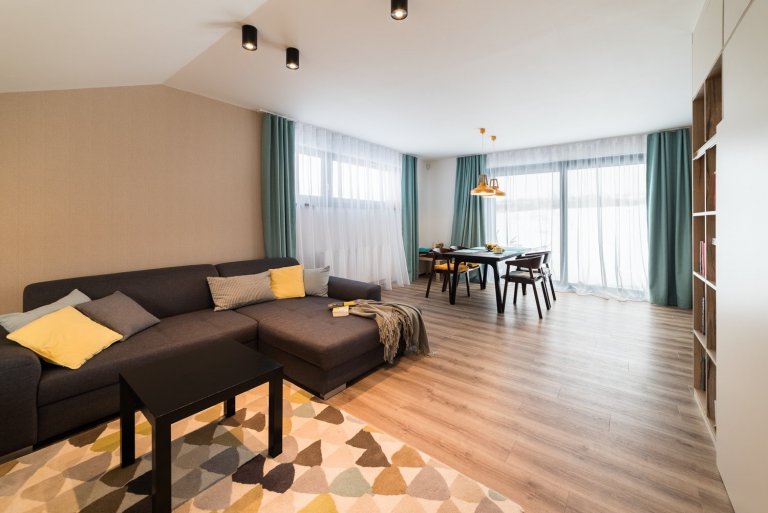 Partnerská dvojice&nbsp;si před nastěhováním do nové dřevostavby přála &ldquo;vzdušný teplý rodinný design&ldquo;. A konkrétně &bdquo;pro ni&ldquo; &ndash;…