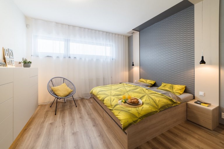 Partnerská dvojice&nbsp;si před nastěhováním do nové dřevostavby přála &ldquo;vzdušný teplý rodinný design&ldquo;. A konkrétně &bdquo;pro ni&ldquo; &ndash;…