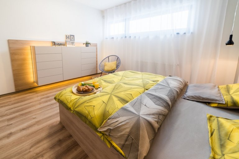 Partnerská dvojice&nbsp;si před nastěhováním do nové dřevostavby přála &ldquo;vzdušný teplý rodinný design&ldquo;. A konkrétně &bdquo;pro ni&ldquo; &ndash;…