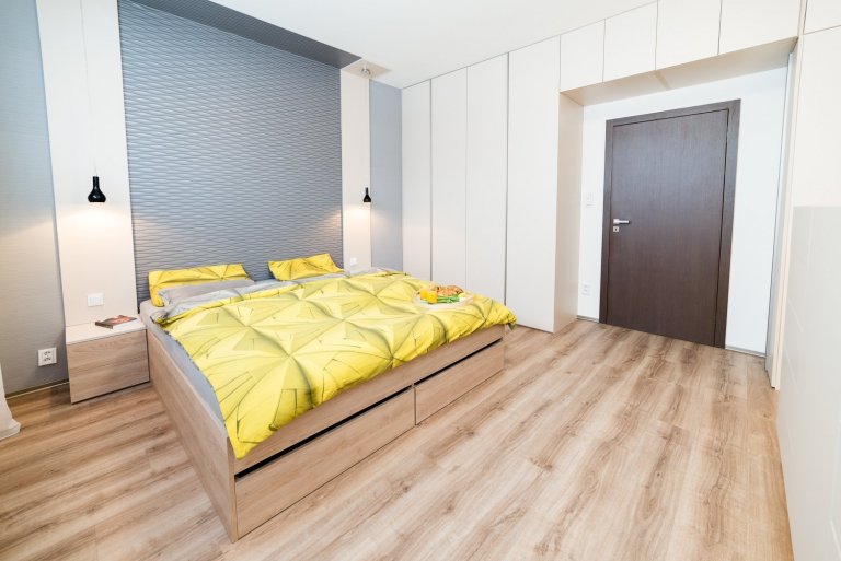 Partnerská dvojice&nbsp;si před nastěhováním do nové dřevostavby přála &ldquo;vzdušný teplý rodinný design&ldquo;. A konkrétně &bdquo;pro ni&ldquo; &ndash;…