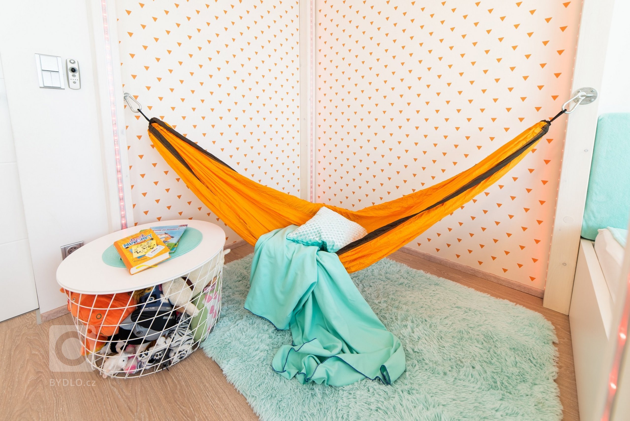 Dětský pokoj je určen pro velmi aktivní a sportovně založenou&nbsp;školačku. Místnost poskytuje dostatek místa na různé herní a sportovní prvky a díky…