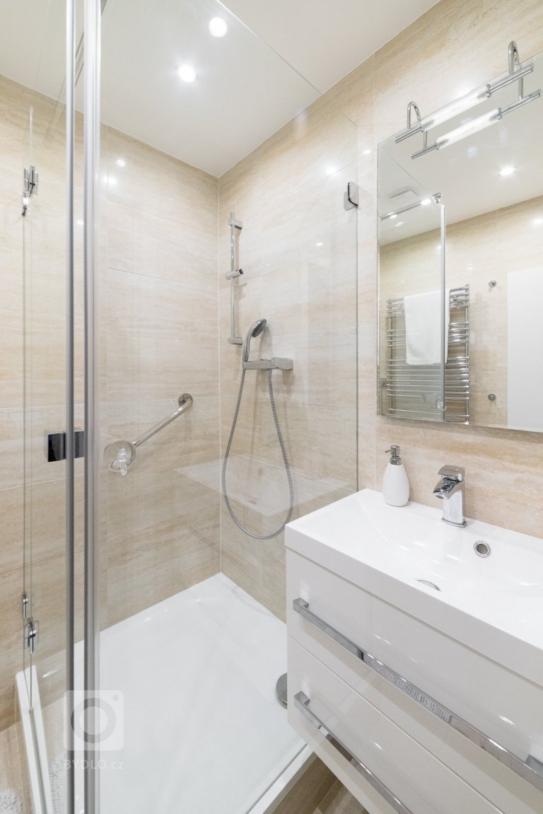 add picture to album