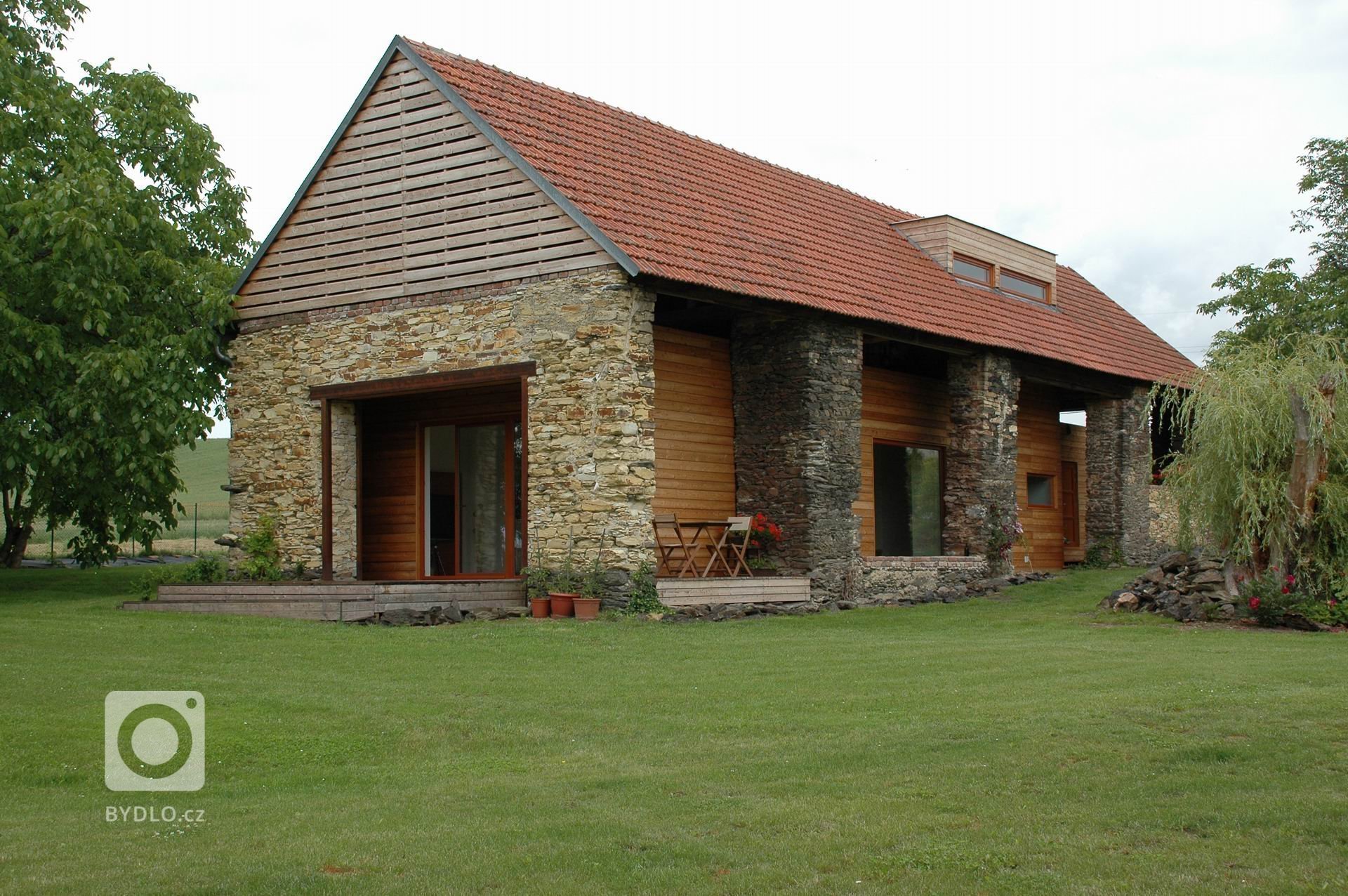 Motto: &bdquo;Využít a (ale) zachovat specifický prostor staré stodoly&ldquo;.

Kamenná stavba 150 let stará tvoří sarkofág pro novou stavbu, která je…