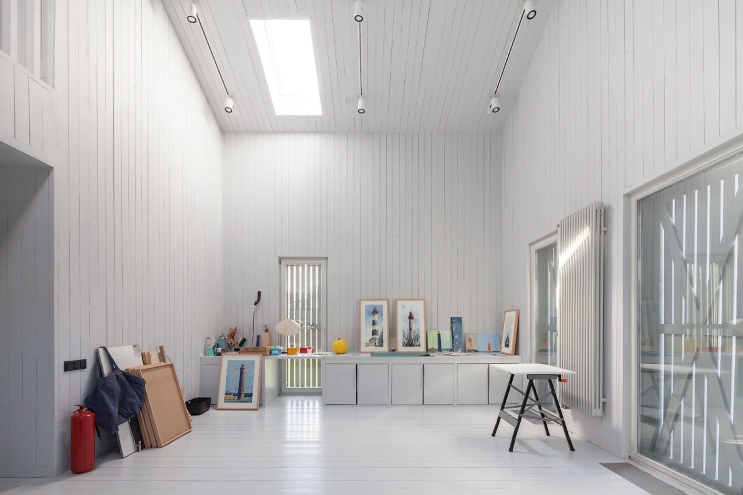 Architekt postavil jednoduchou dřevostavbu pro svou rodinu