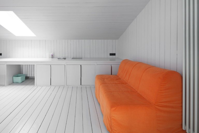 Architekt postavil jednoduchou dřevostavbu pro svou rodinu