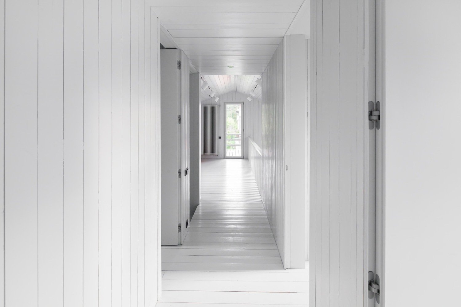 Architekt postavil jednoduchou dřevostavbu pro svou rodinu