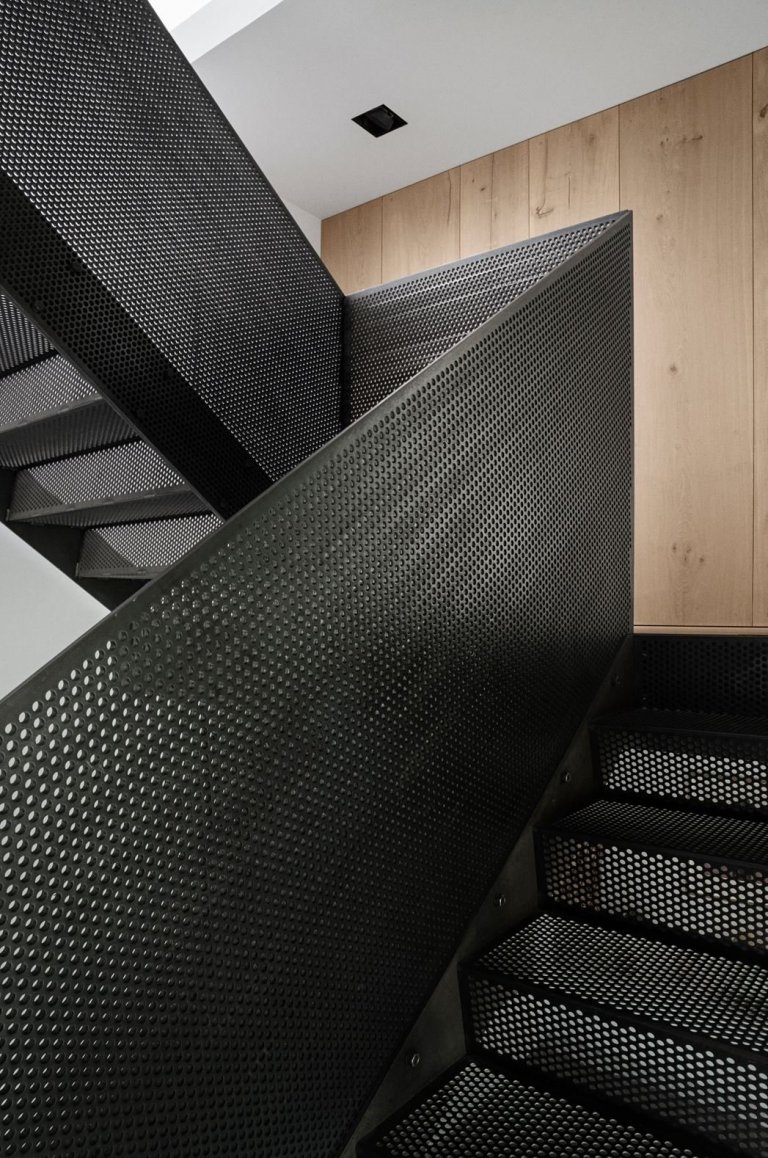 Dům, kde se ocel mísí se zelení