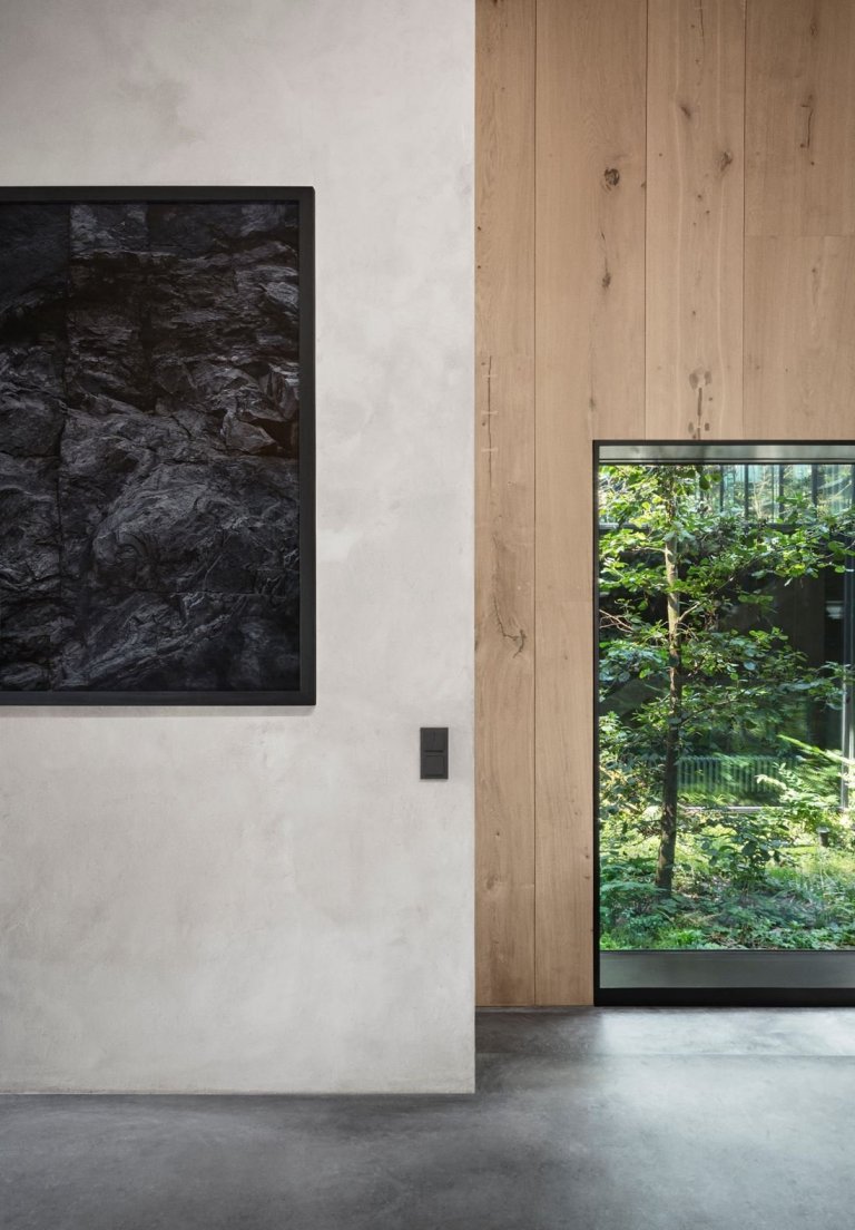 Dům, kde se ocel mísí se zelení