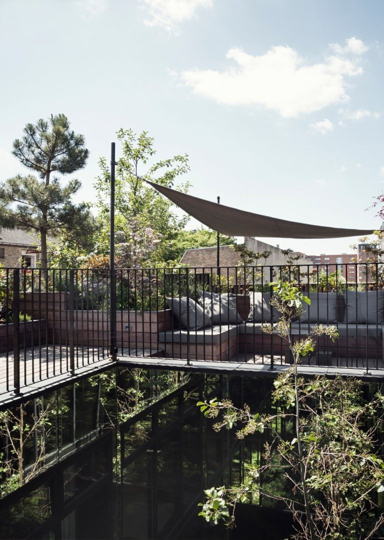 Dům, kde se ocel mísí se zelení