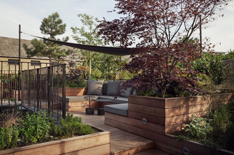 Dům, kde se ocel mísí se zelení