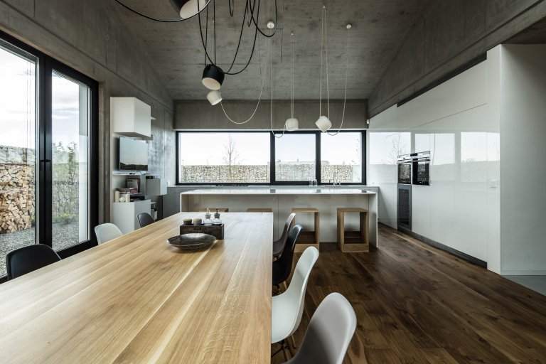 Dům s interiérem z betonu