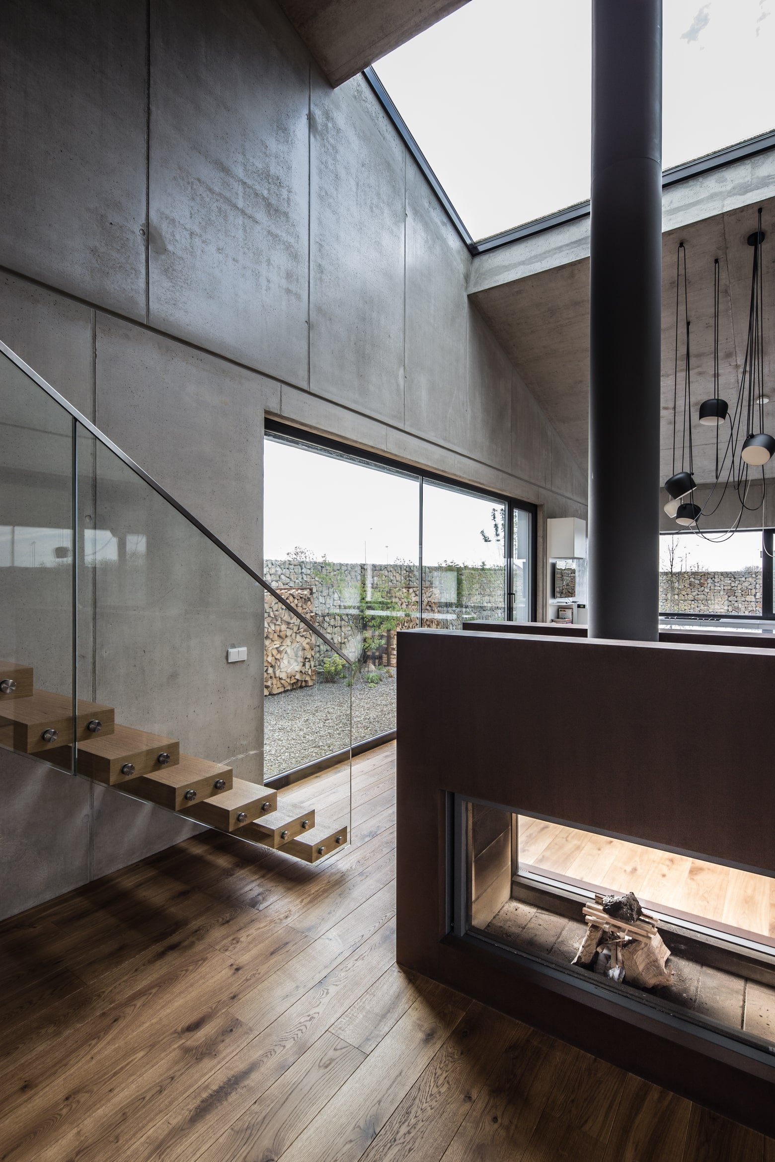 Dům s interiérem z betonu