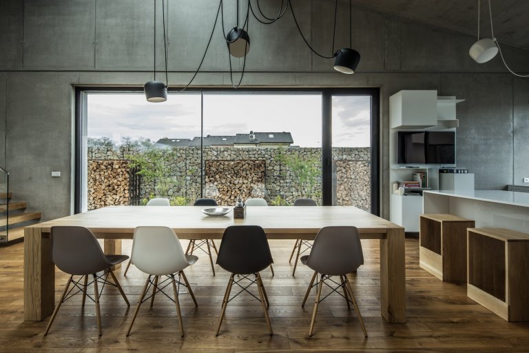 Dům s interiérem z betonu