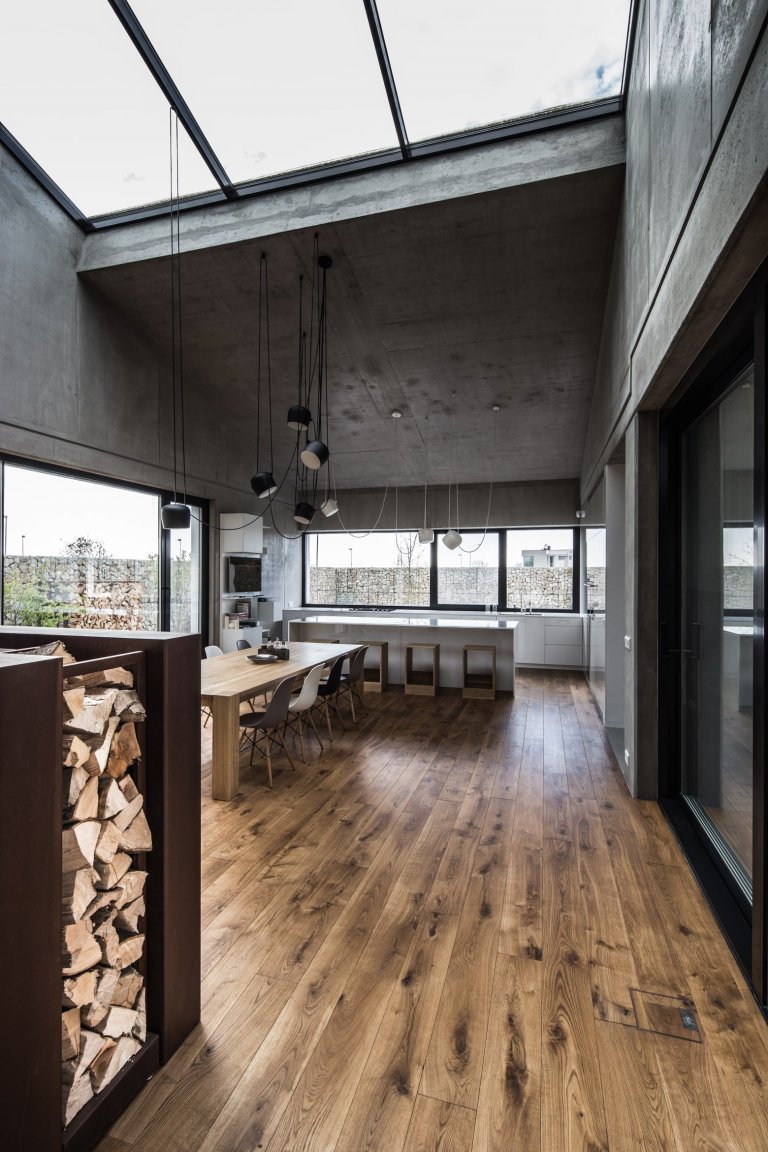 Dům s interiérem z betonu