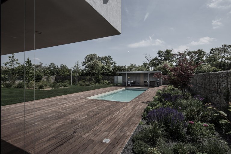 Dům s interiérem z betonu