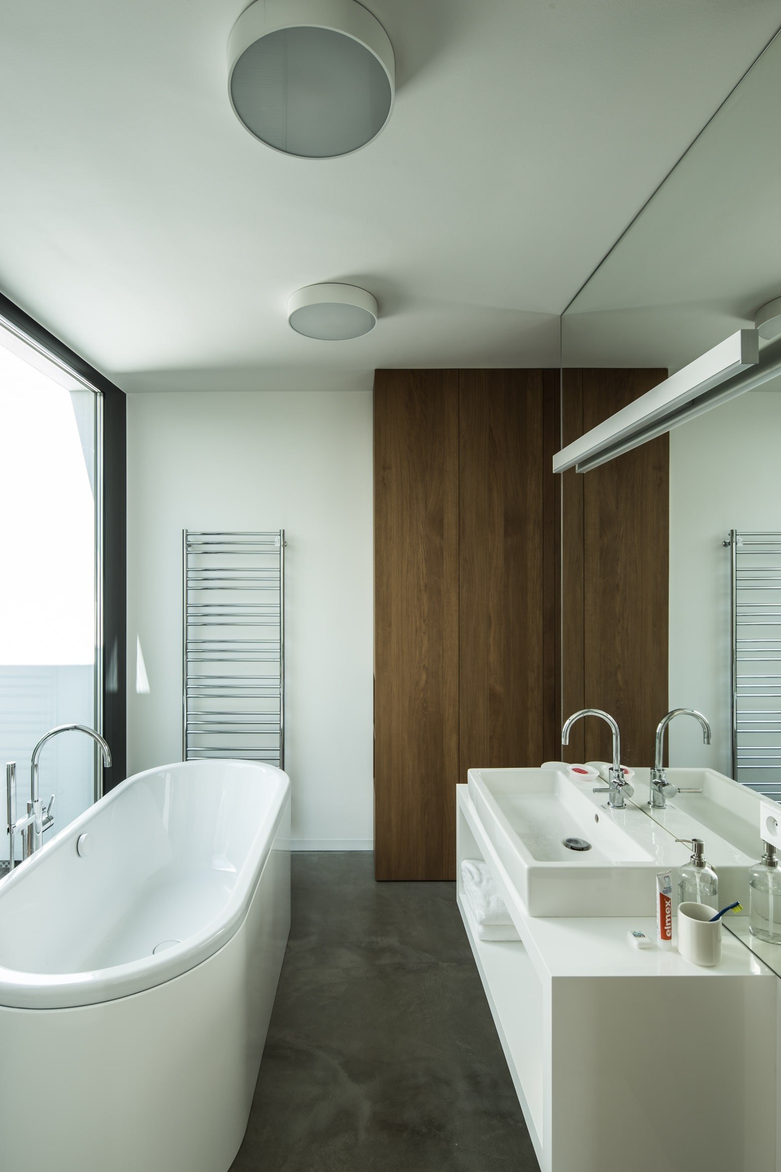 Dům s interiérem z betonu