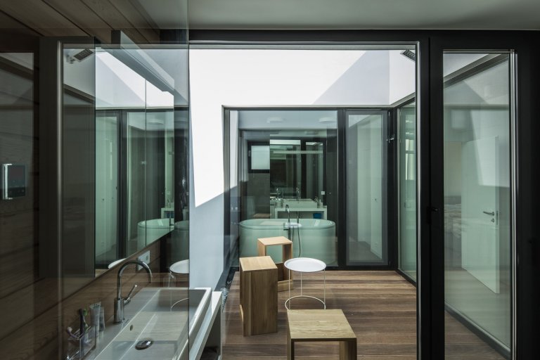 Dům s interiérem z betonu