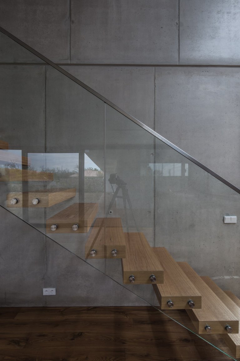 Dům s interiérem z betonu