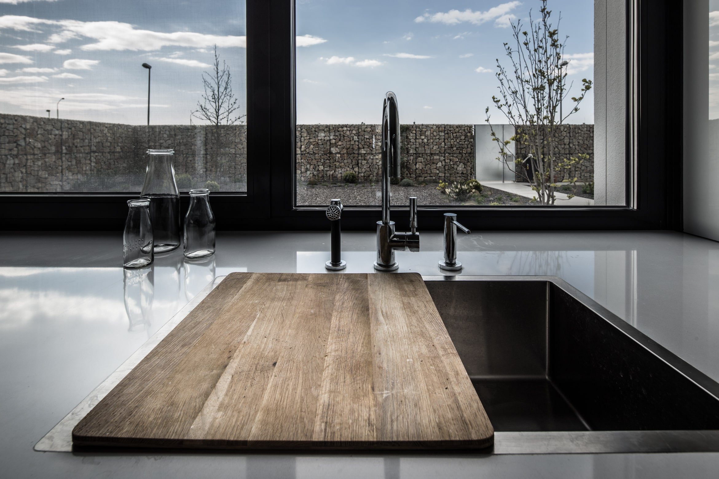 Dům s interiérem z betonu